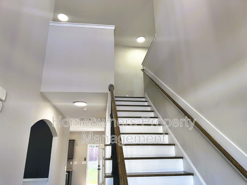 Raeford House: 143 Cromwell Court