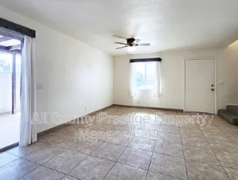 Glendale Townhome: 7524 N 47th Dr.