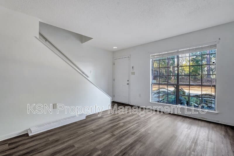 Savannah Townhome: 2220 East Victory Drive