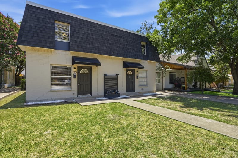 Fort Worth House: 3209 Rogers Avenue