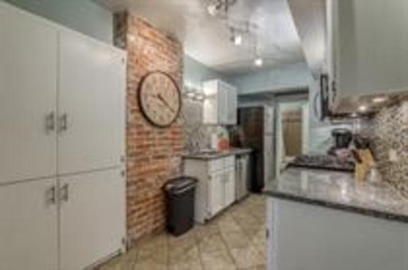 Kansas City Condo: 3400 Gillham Rd - 1N