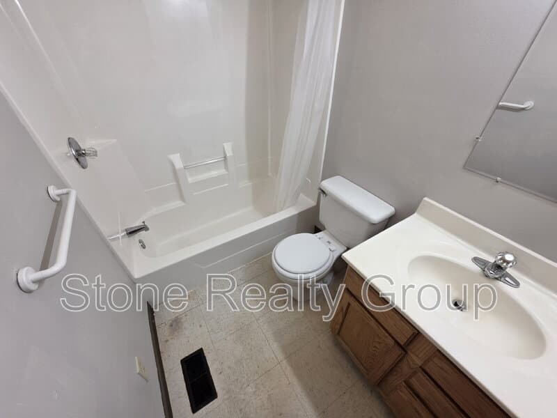 Clinton Condo: 700 S 7th St