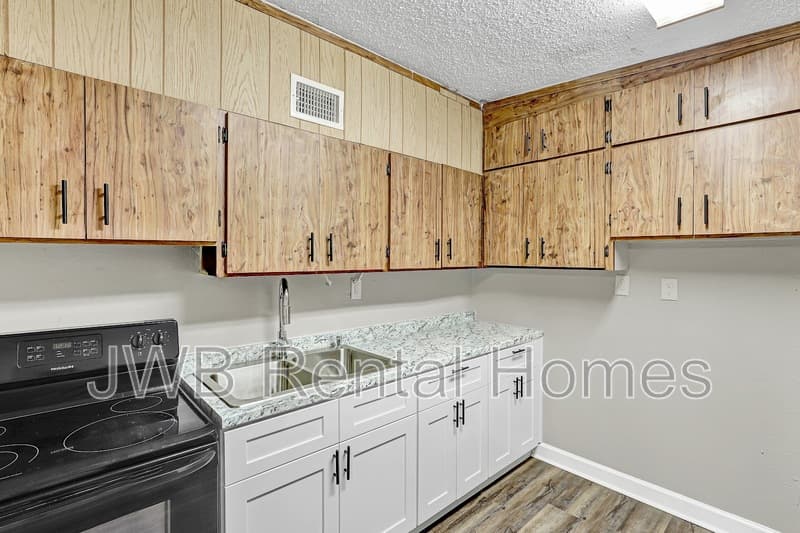 Jacksonville House: 10517 Ashby Rd