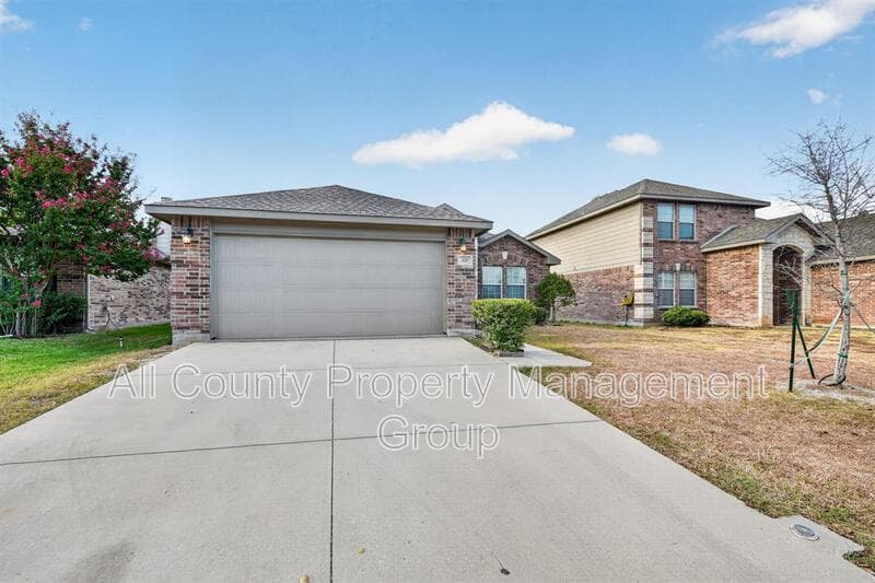 Fort Worth House: 320 Chalkstone Drive