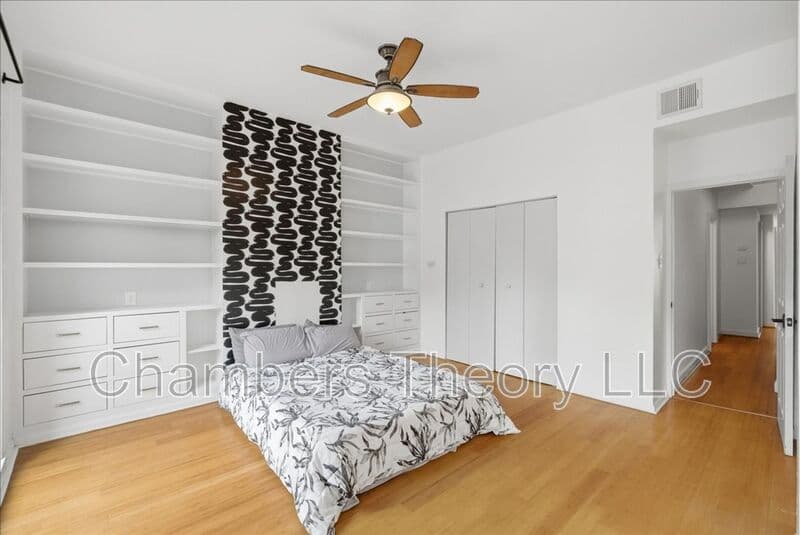 Washington House: 1630 6Th St NW