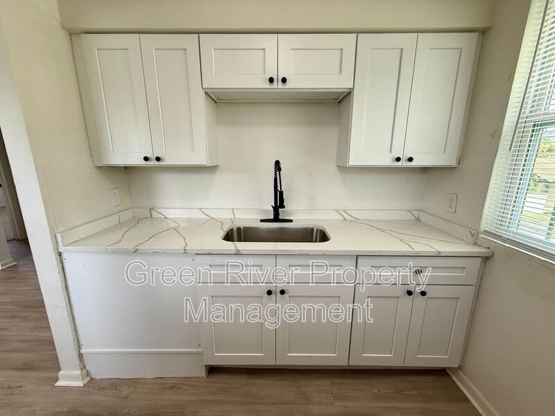 Jacksonville House: 1161 W 5th Street