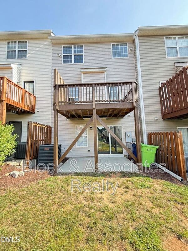 Raleigh House: 3113 Settle In Ln