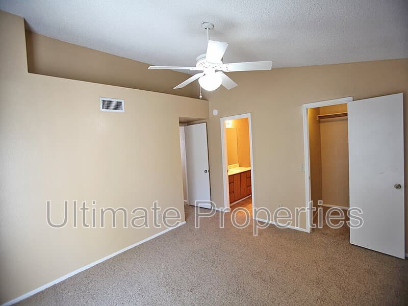 Peoria House: 8832 W Saint John Rd