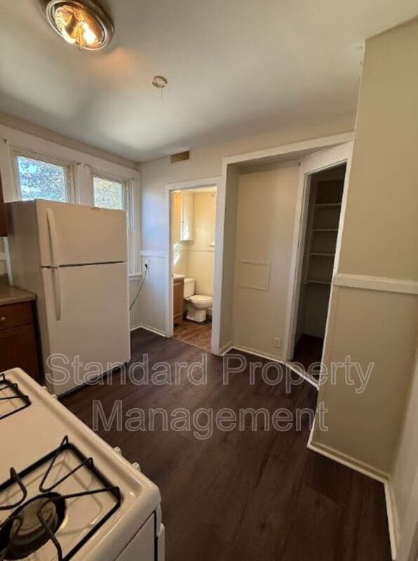 Rochester House: 866 Dewey Ave (Lower Apt)