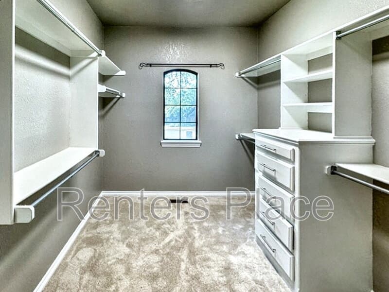 Edmond House: 2005 Mission Rd