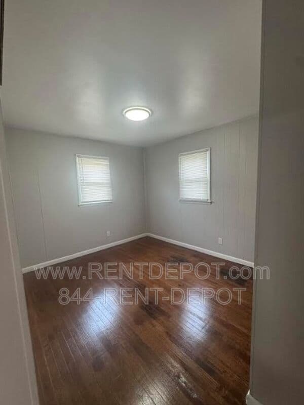 Evansville House: 201 S Willow Rd