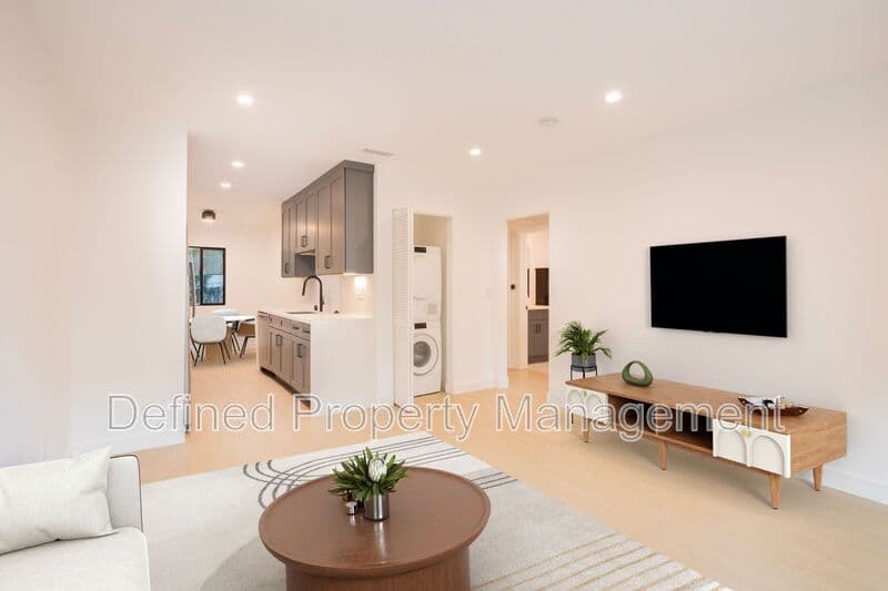 Los Angeles Condo: 6133 Eleanor Ave