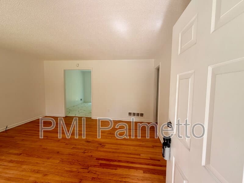 Columbia House: 1805 Carousel Cir