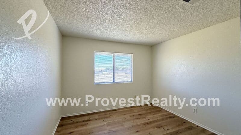 Victorville House: 13269 Llano Rd