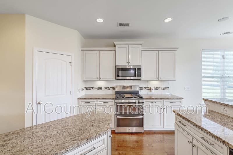 Summerville House: 431 Flat Rock Ln