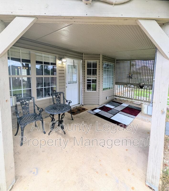 Loganville House: 3648 Range Way