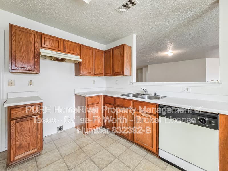 Arlington House: 8011 Mosstree Dr