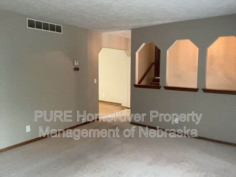 Ralston House: 6723 Woodbine Cir