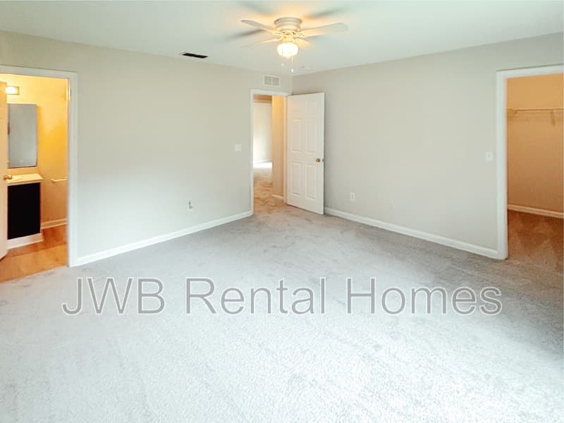 Jacksonville House: 2139 Sessions Ln