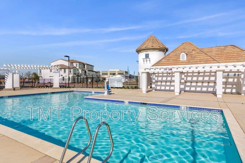 Sacramento Townhome: 23 Advantage Court