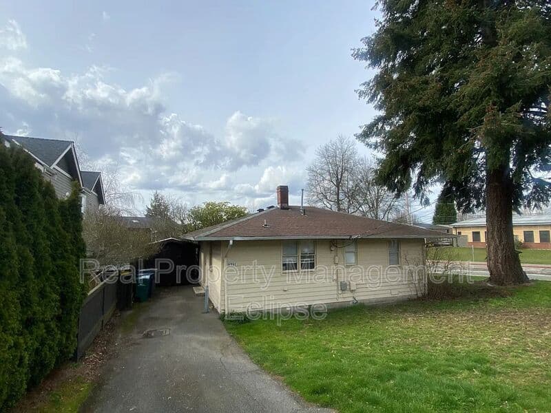 Kirkland House: 6731 104th Ave NE