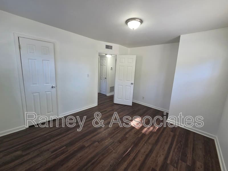 Louisville House: 5609 Goldenrod Rd