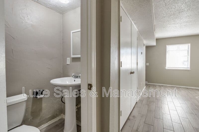 Oklahoma City House: 6048 NW Expressway