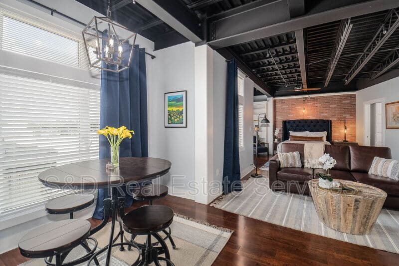 Lakeland House: 125 N Kentucky Ave