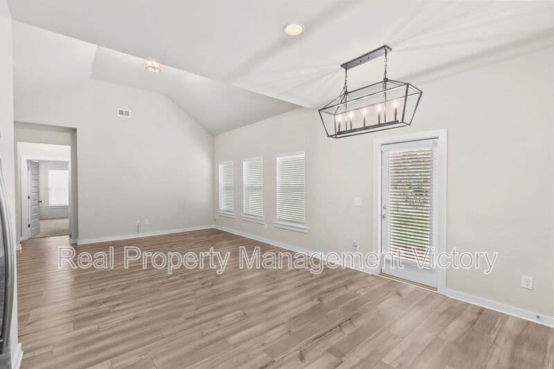 Clanton House: 275 Avalon Way