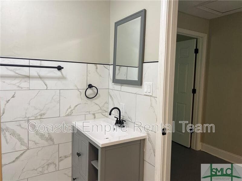 Savannah Condo: 1000 West 53rd Street - Lower Unit