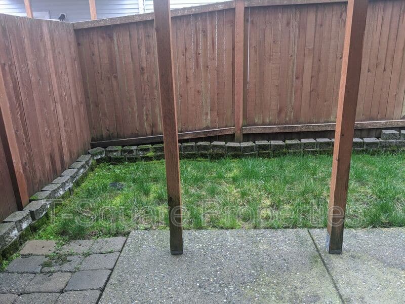 Everett House: 216 126th St SE B