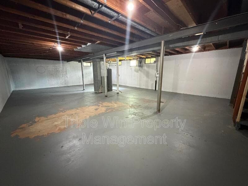 HAZELWOOD House: 7250 HOWDERSHELL RD