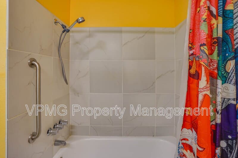 Vancouver House: 411 NE 120th Ave