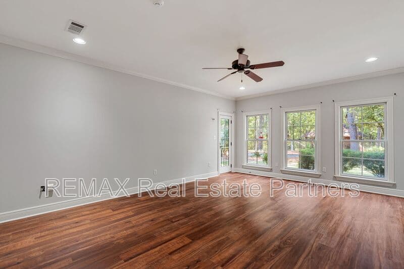 Sumrall House: 107 Raybourn Rd