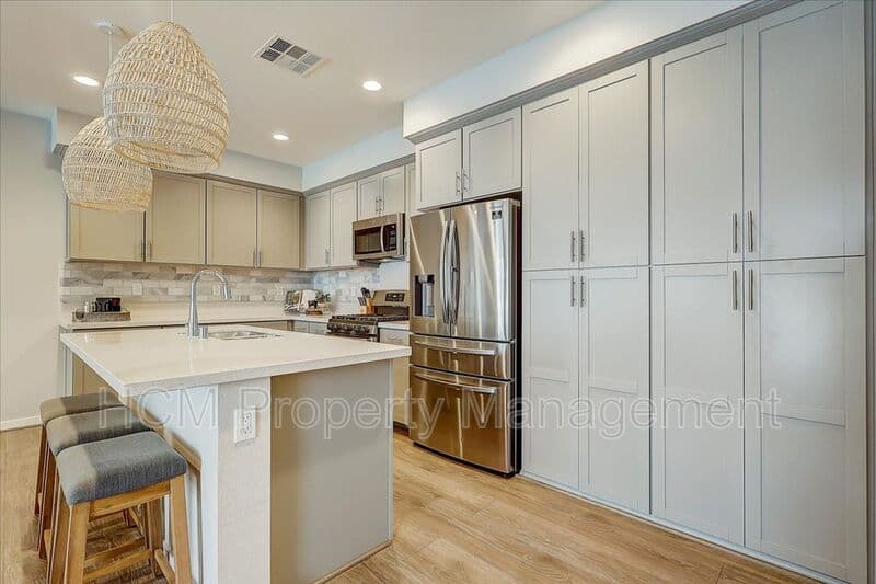 Lake Forest House: 303 Limestone