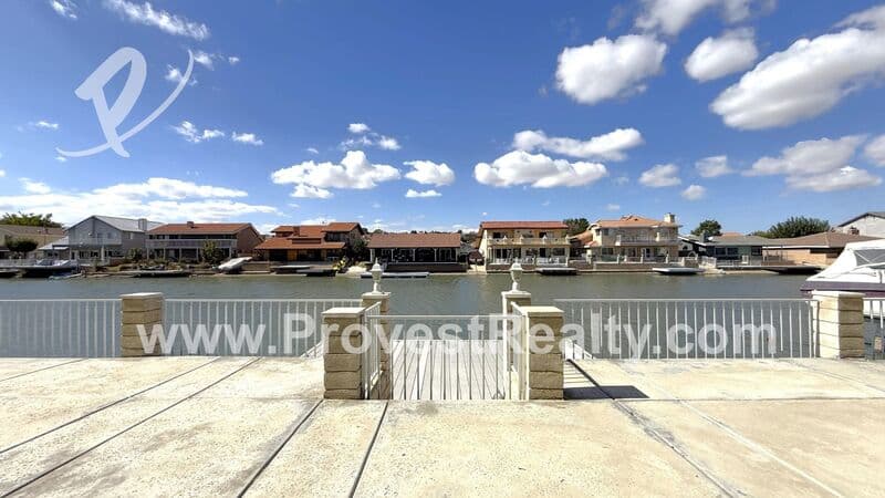 Victorville House: 18064 Mariner Dr