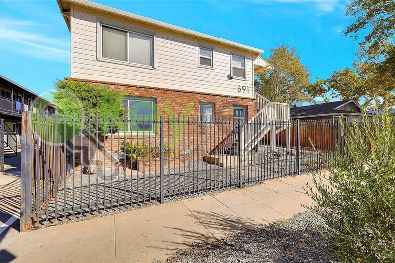 Sacramento House: 691 El Camino Ave.