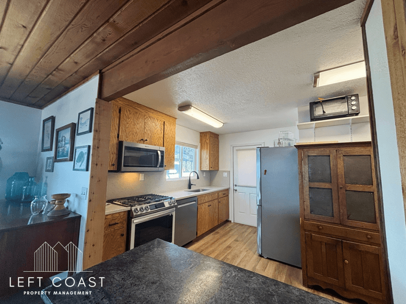 Lincoln City House: 1033 Northwest Inlet Avenue