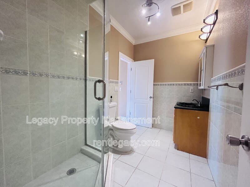 Fairfield House: 2136 Fieldcrest Ave