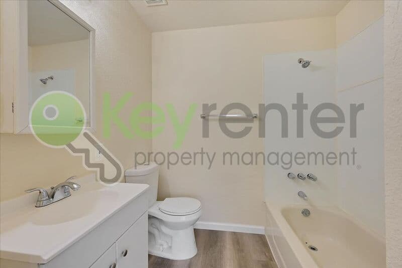 Sacramento House: 1071 Santiago Ave