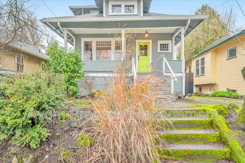 Portland House: 3431 SE Caruthers St