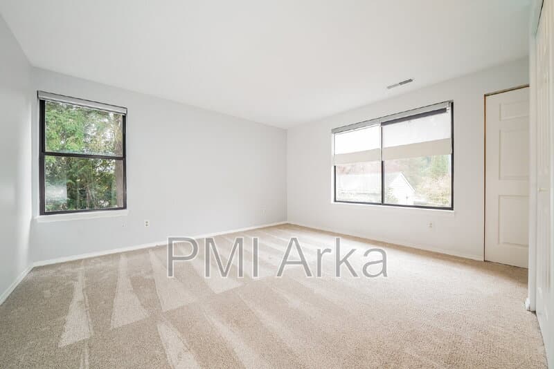 Kirkland House: 11818 NE 105th Ct