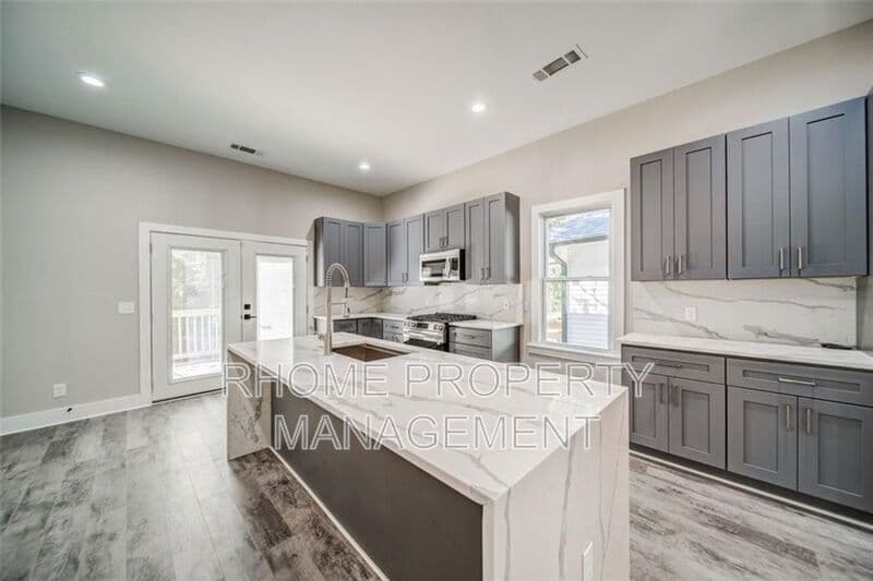 Atlanta House: 1058 White Oak Avenue