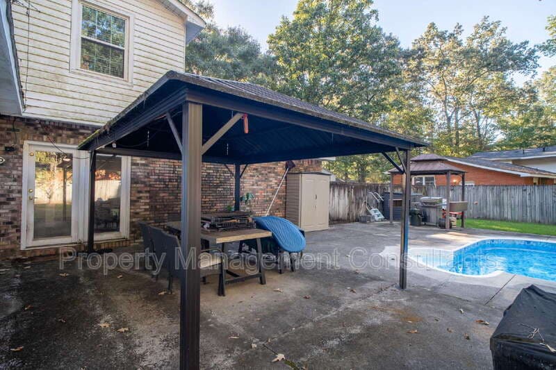 Huntsville House: 6604 Willow Ridge Road Northwest