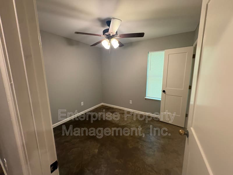 Memphis House: 3187 E Shirley Circle