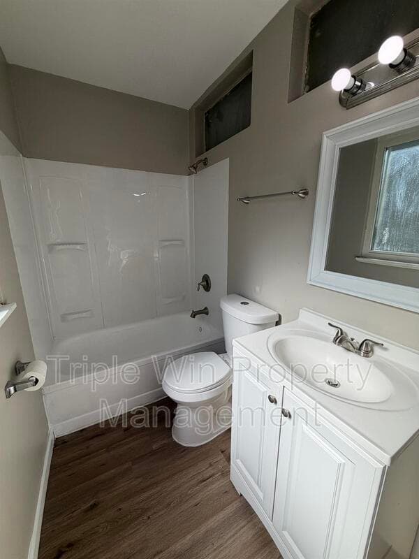 Saint Louis House: 10126 Edgefield Dr