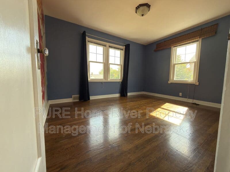 Omaha House: 1302 S 51st Ave