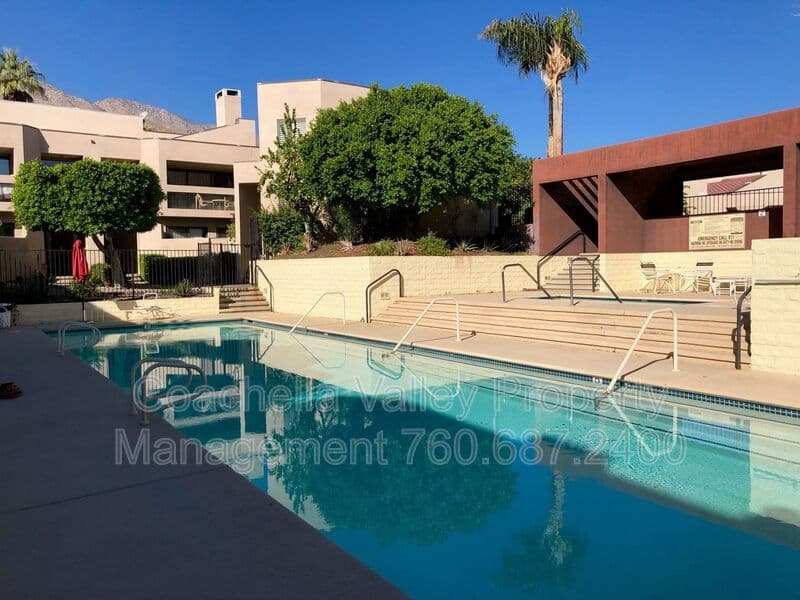 Palm Springs House: 999 Village Square South