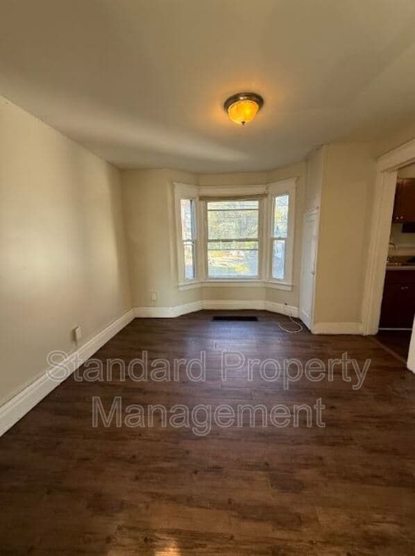 Rochester House: 866 Dewey Ave (Lower Apt)