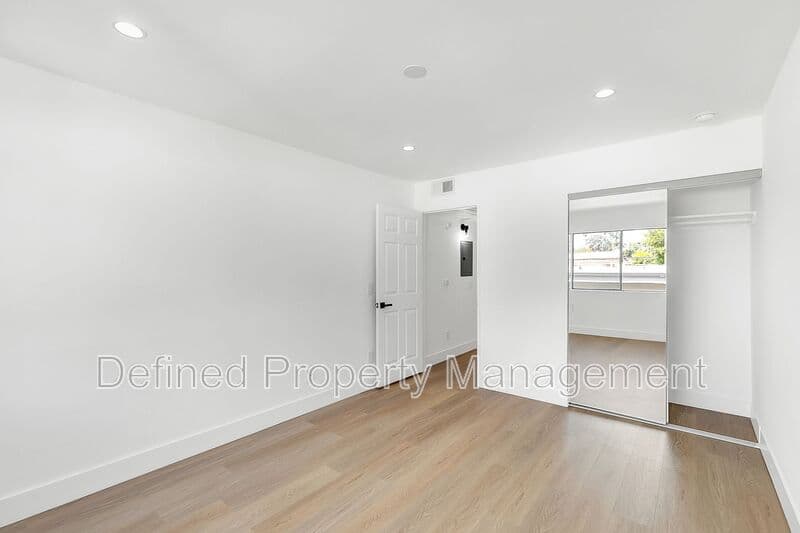 Los Angeles Condo: 12420 Woodgreen St
